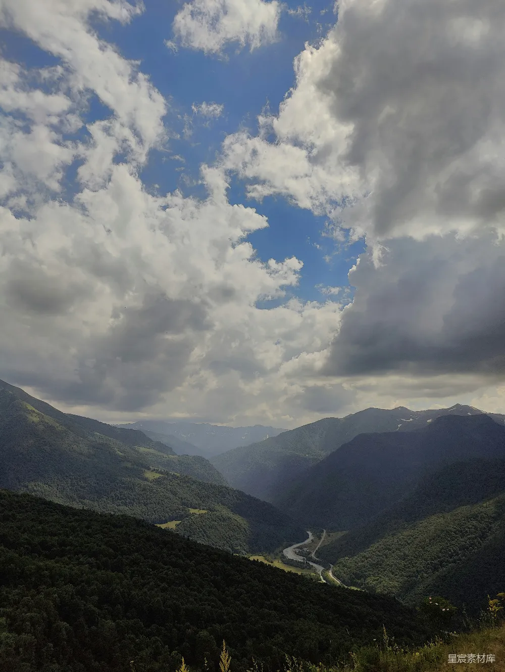 高清摄影 河谷中忽起的 dramatic 云层