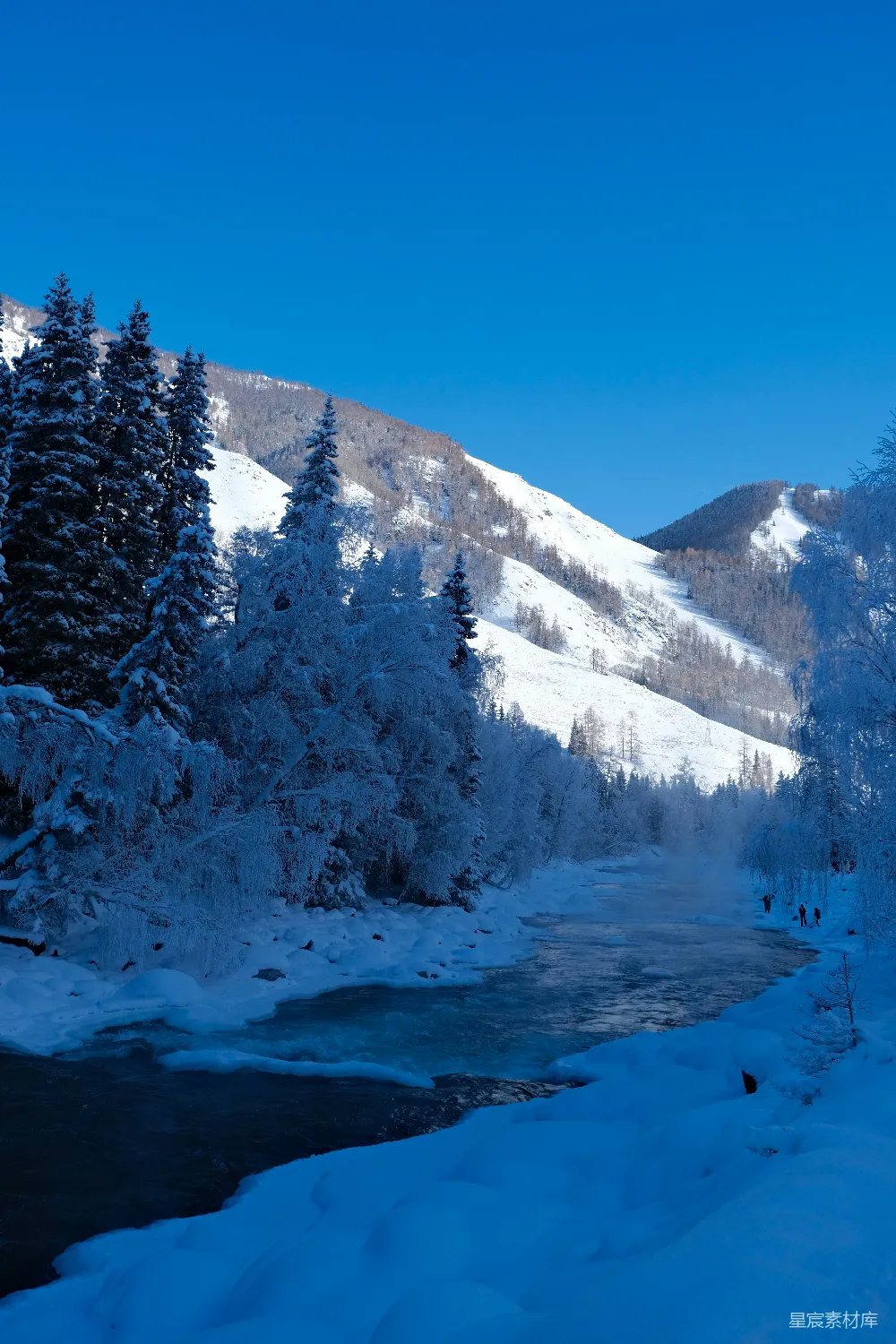 高清摄影 白雪覆盖的森林中有冒着蒸汽的河流和山峦