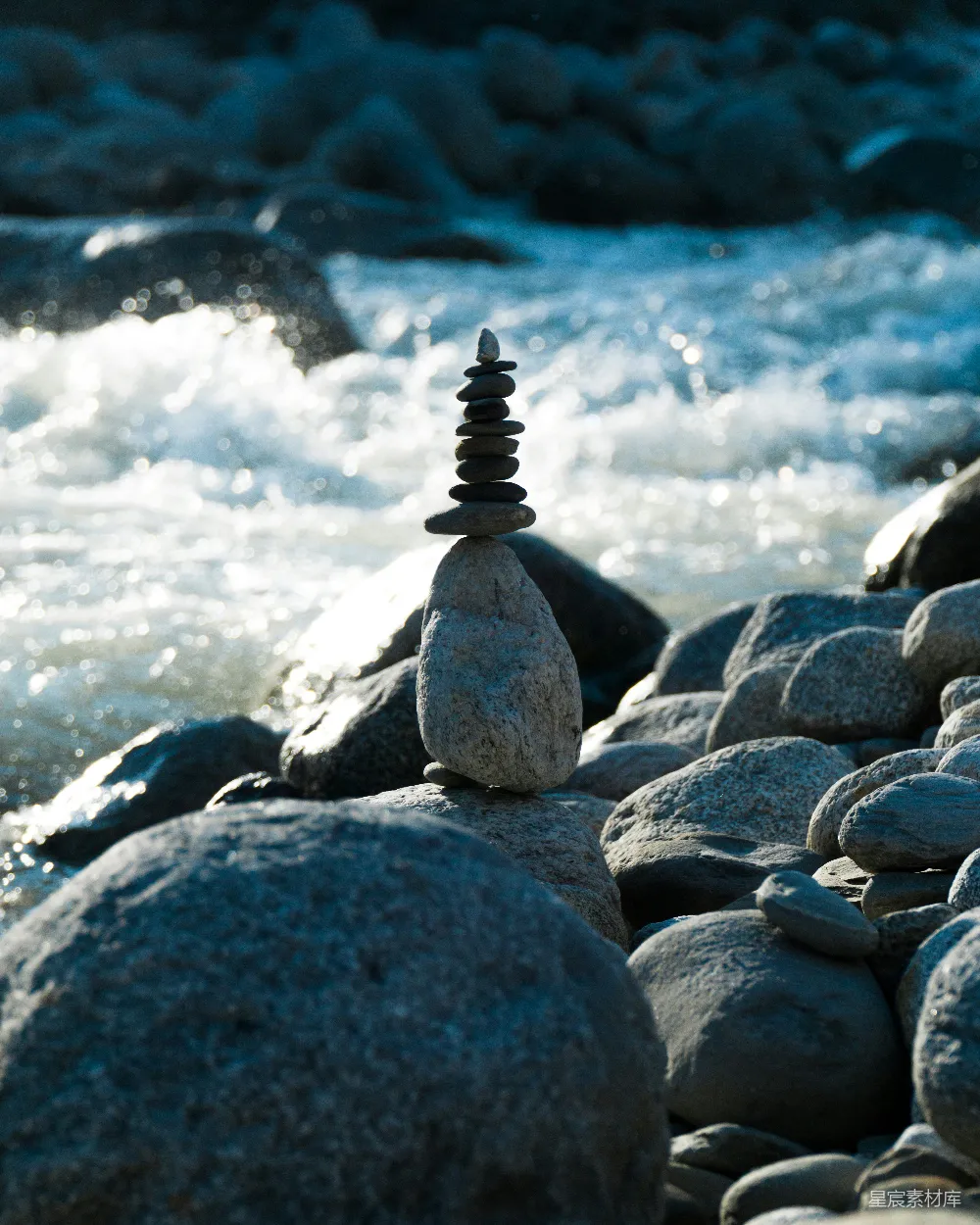 高清摄影 白天近水体的灰色和黑色石头