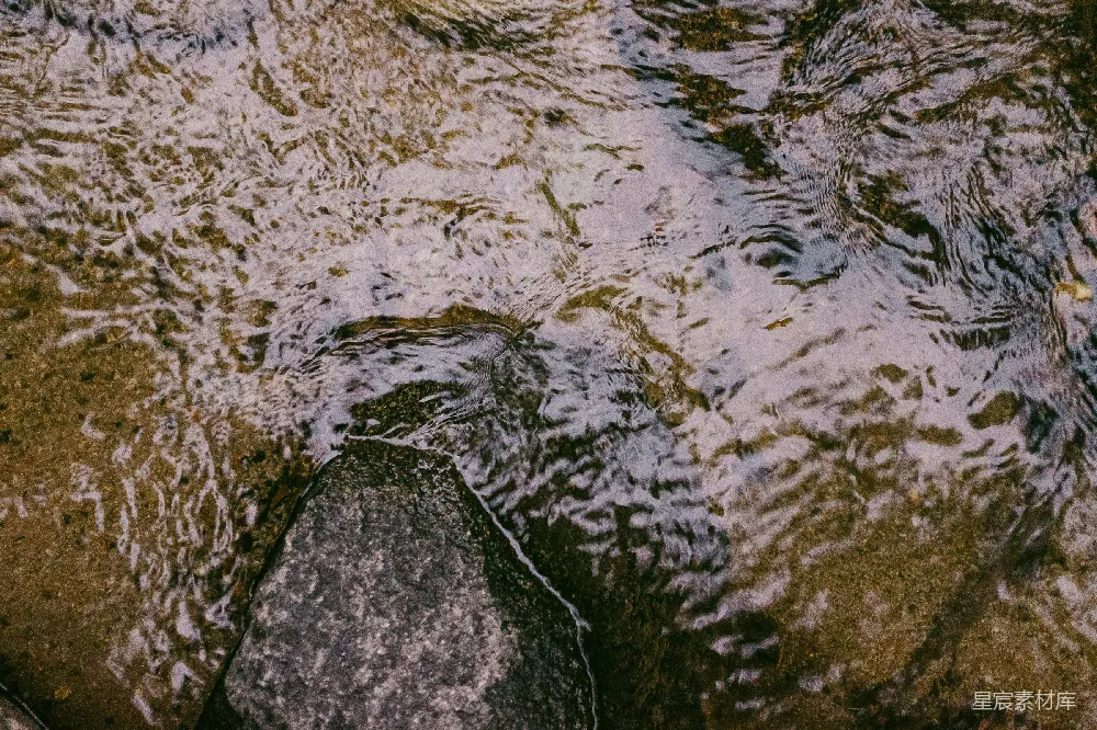 高清摄影 灰水泥地板上的水