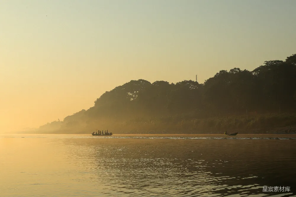 高清摄影 晨 sunrise 河河流上，船只在平静的河水上航行。