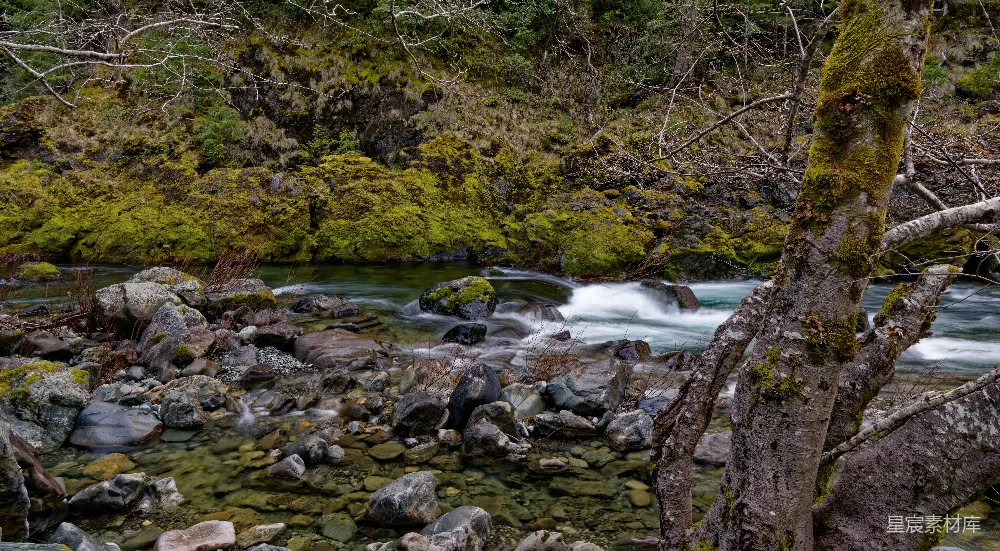 高清摄影 一条河流流经崎岖的山地景观中。