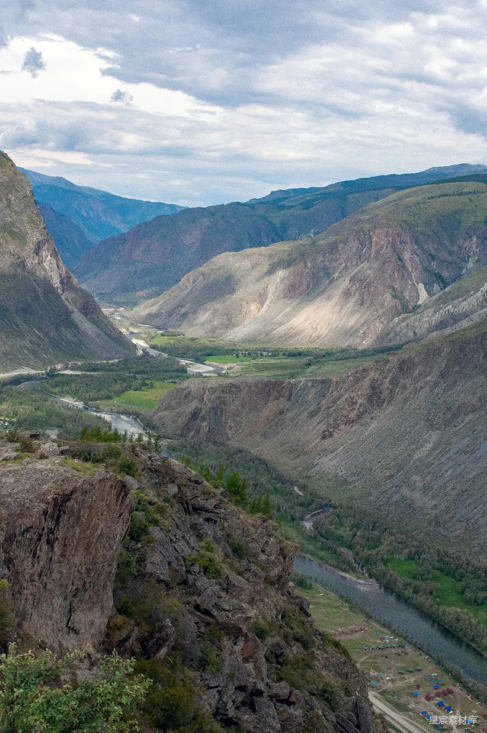高清摄影  一条河流穿过山谷