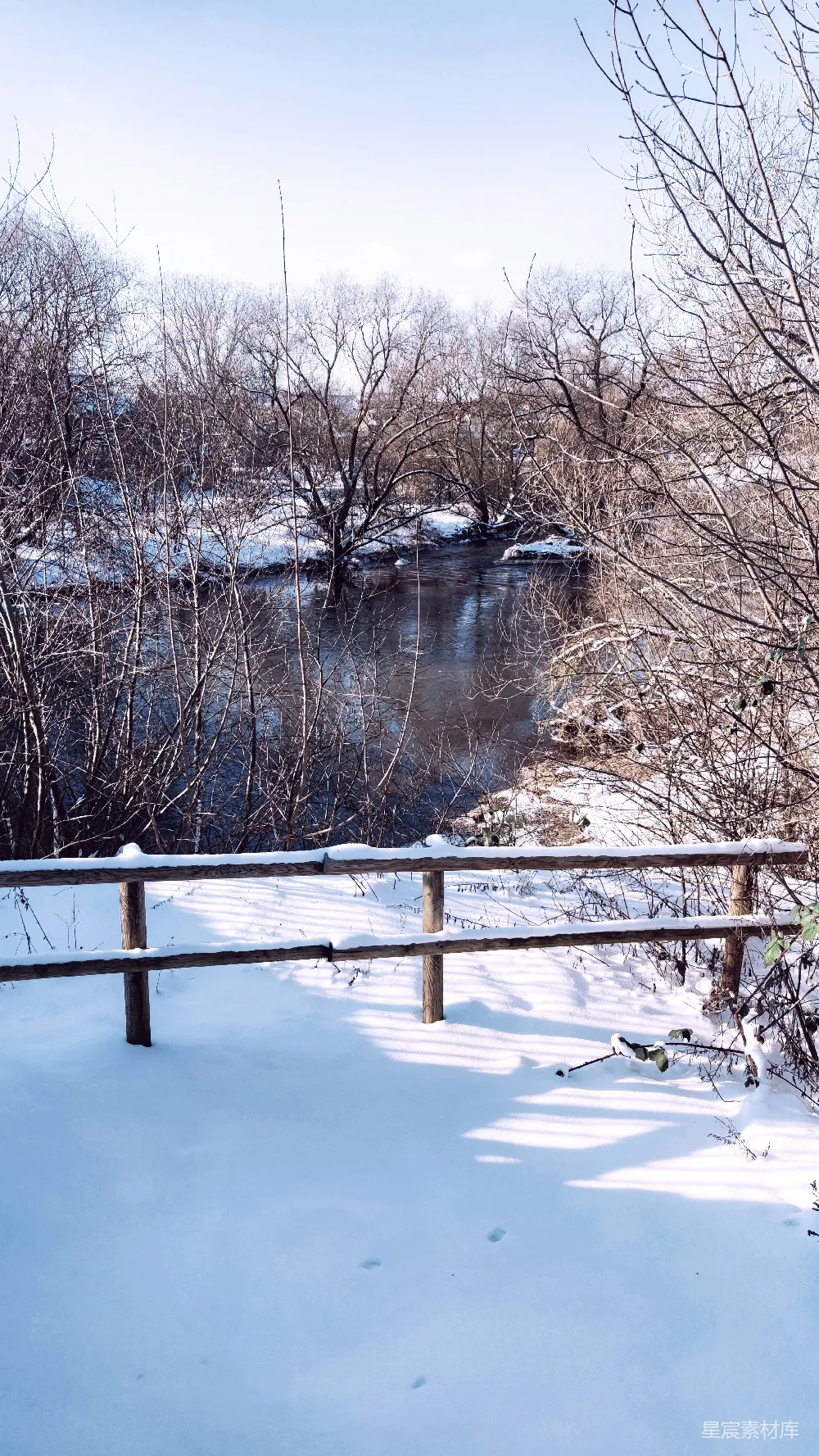 高清摄影 白天白黑两车近于覆盖着积雪的地面附近，靠近一个水体