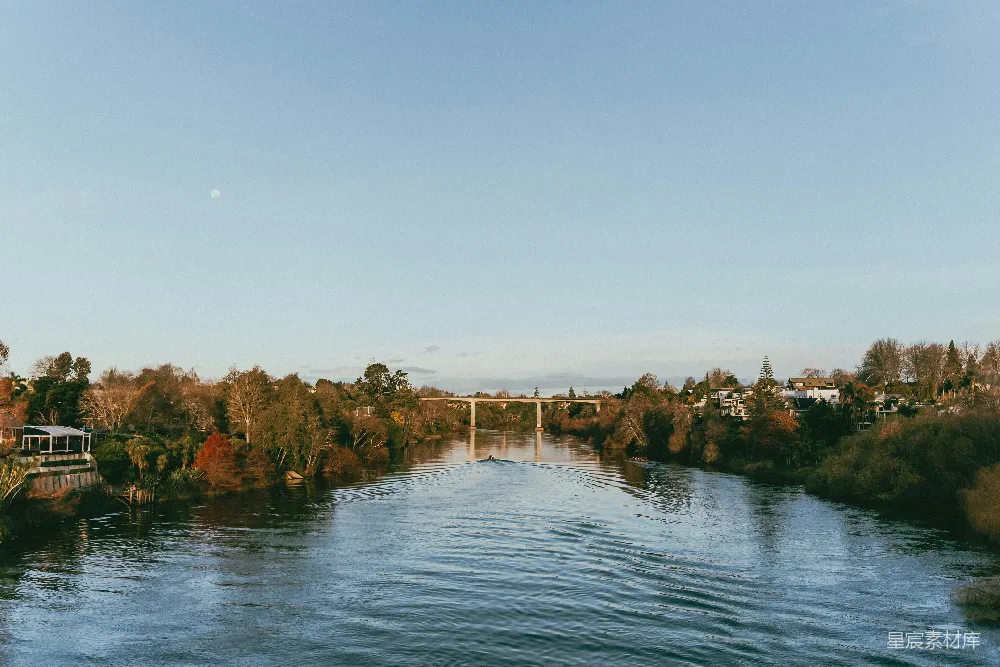 高清摄影 背景中有座桥的水域