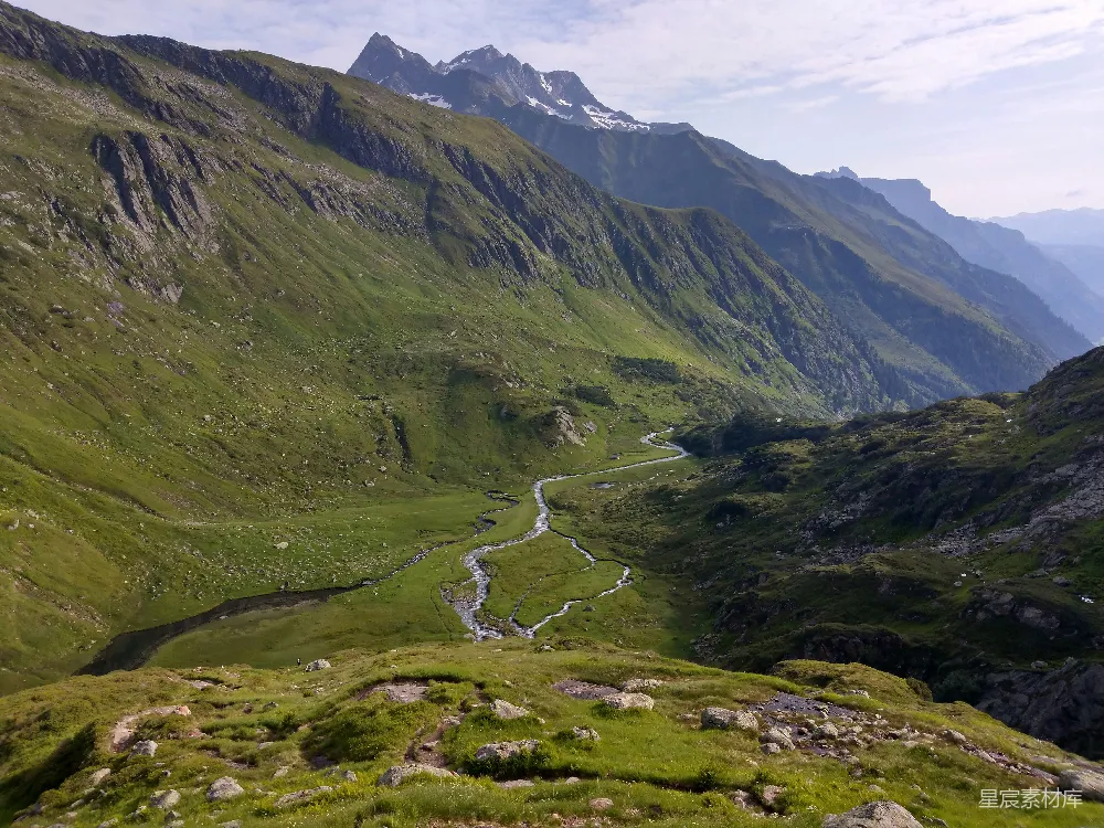 高清摄影 阿尔卑斯山 自然风景 绿色山脉 清澈溪流 户外探险 山谷中蜿蜒的道路