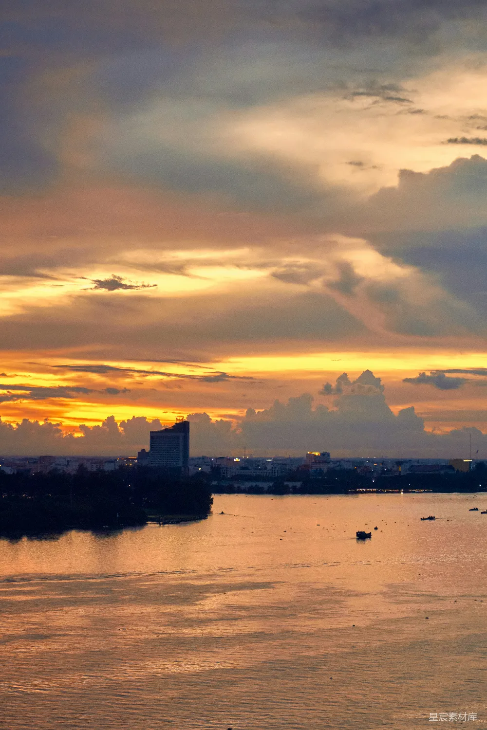 高清摄影  水边有建筑和背景的夕阳