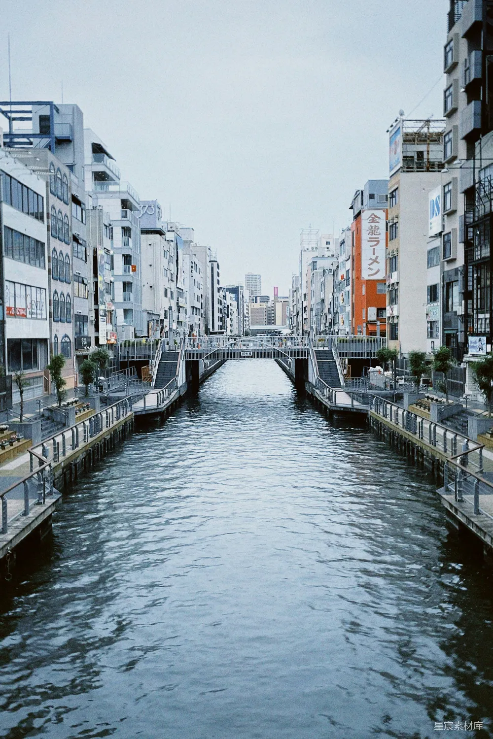 高清摄影 一条河流穿过一座城市旁边有许多高楼大厦