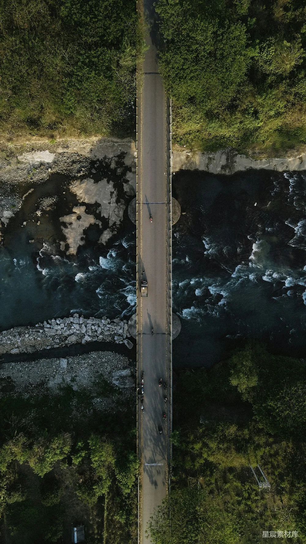 高清摄影 一条道路附近的水体的空中俯视图