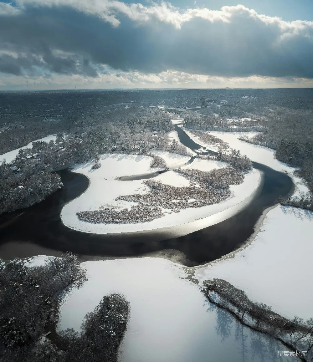 高清摄影 蜿蜒河流穿过一片雪覆盖的森林景观
