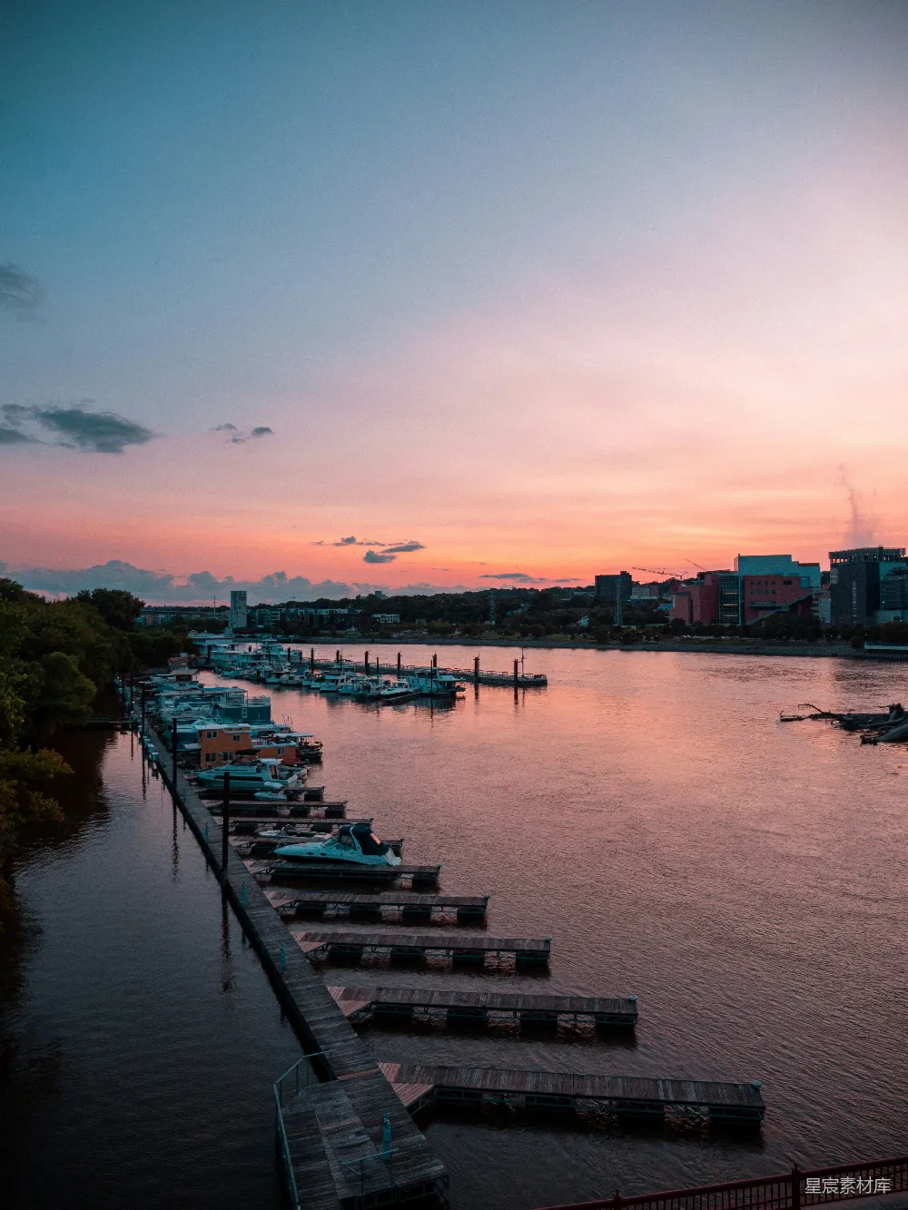 高清摄影 夕阳下的港湾里停满了各式船只
