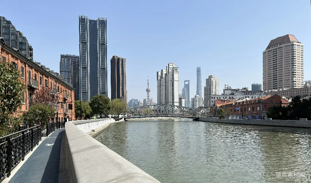 高清摄影 一条河流穿过一座城市旁边有许多高大的建筑物