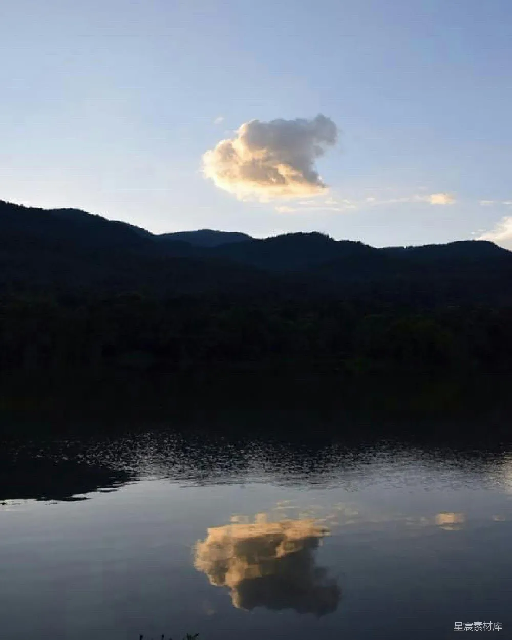 高清摄影 背景有一座山的湖泊