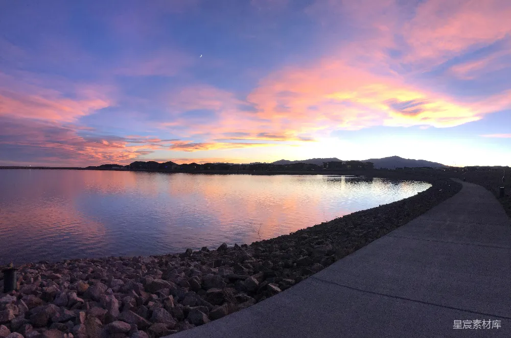 高清摄影 夕阳下的小径通往一片水域