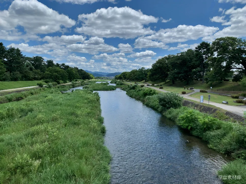 高清摄影 一条河流穿越郁郁葱葱的乡村 countryside 替换为 countryside 或者更具体的描述如“绿意盎然的乡村景色”以保持语境一致。这里不替换，直接翻译如下：

一条河流穿过一片翠绿的乡村 landscape。