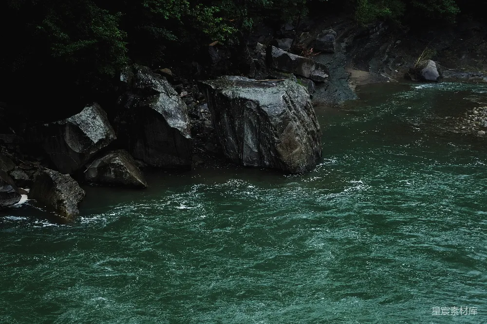 高清摄影 白天灰岩山附近的绿色水域