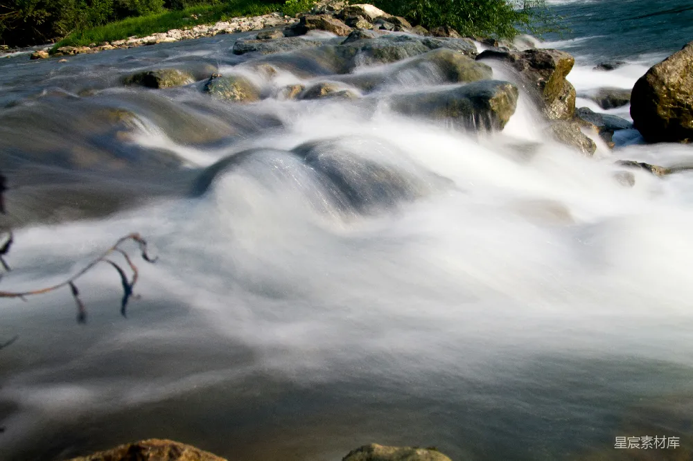 高清摄影 河流中水在岩石上流淌的一道水流