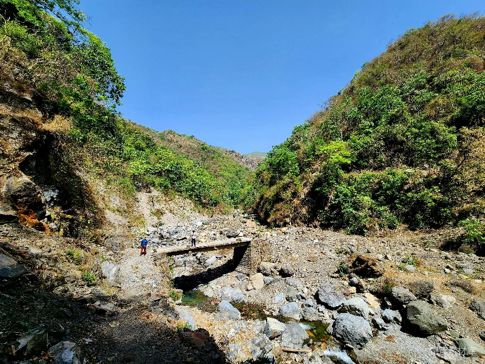 高清摄影 山间一条小桥跨越一条小溪