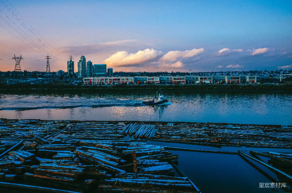 高清摄影 一艘船正沿河驶向一个城市。