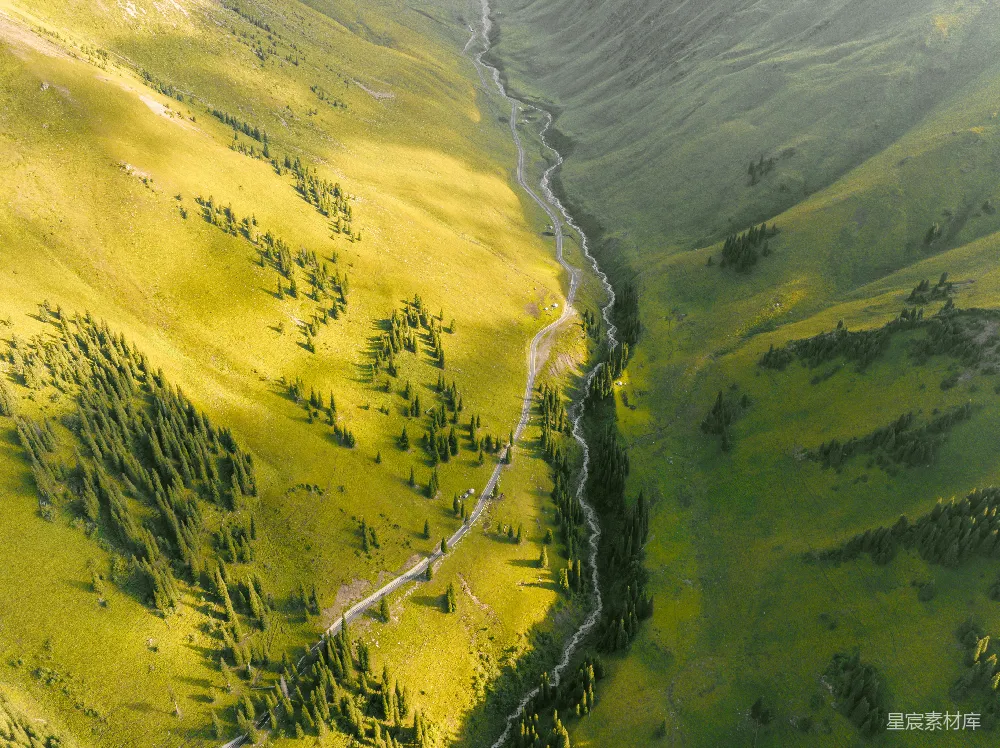 高清摄影 一条蜿蜒穿过山谷的道路