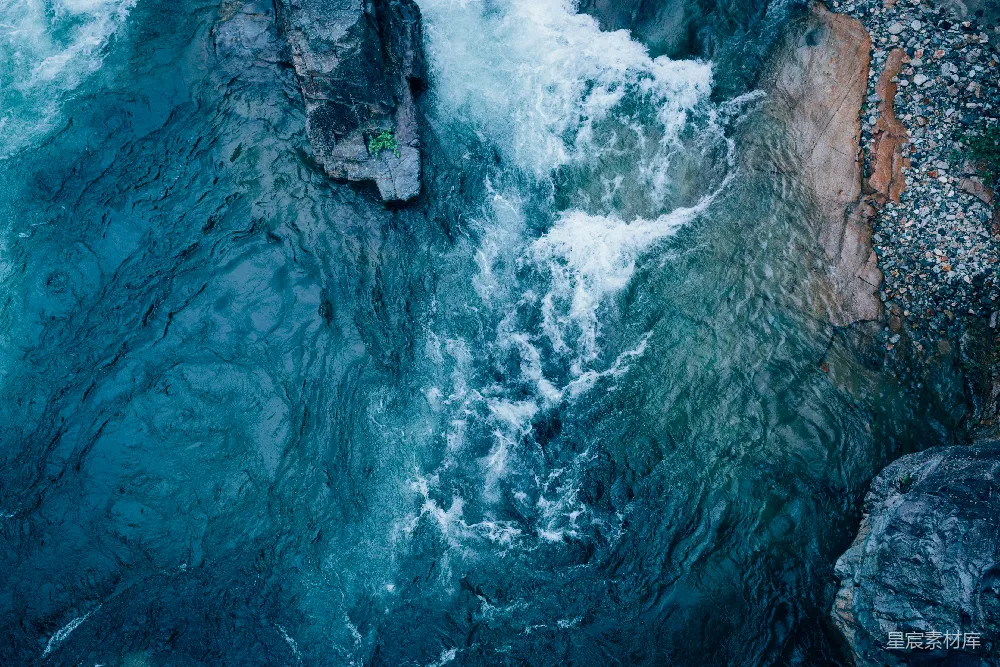 高清摄影 白天海水波浪撞击岩石