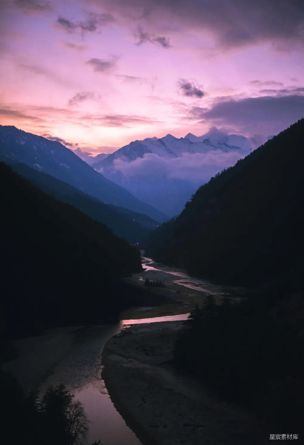 高清摄影 一条河流穿过被山环绕的山谷