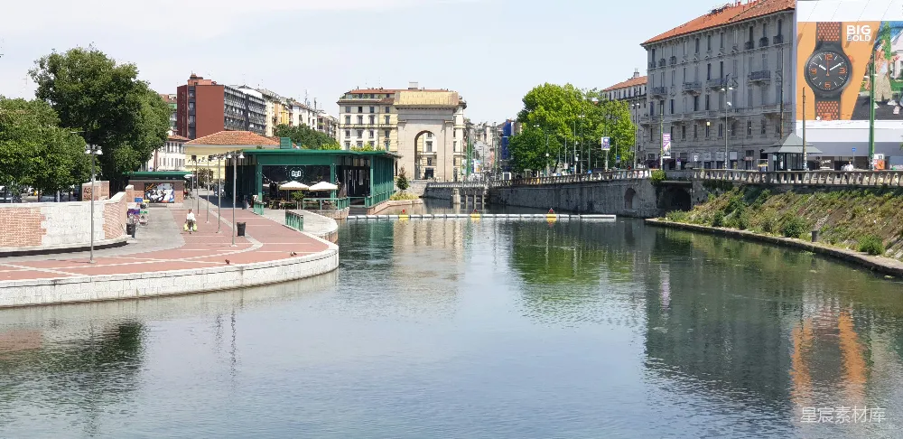 高清摄影 近 pond 的房屋和建筑