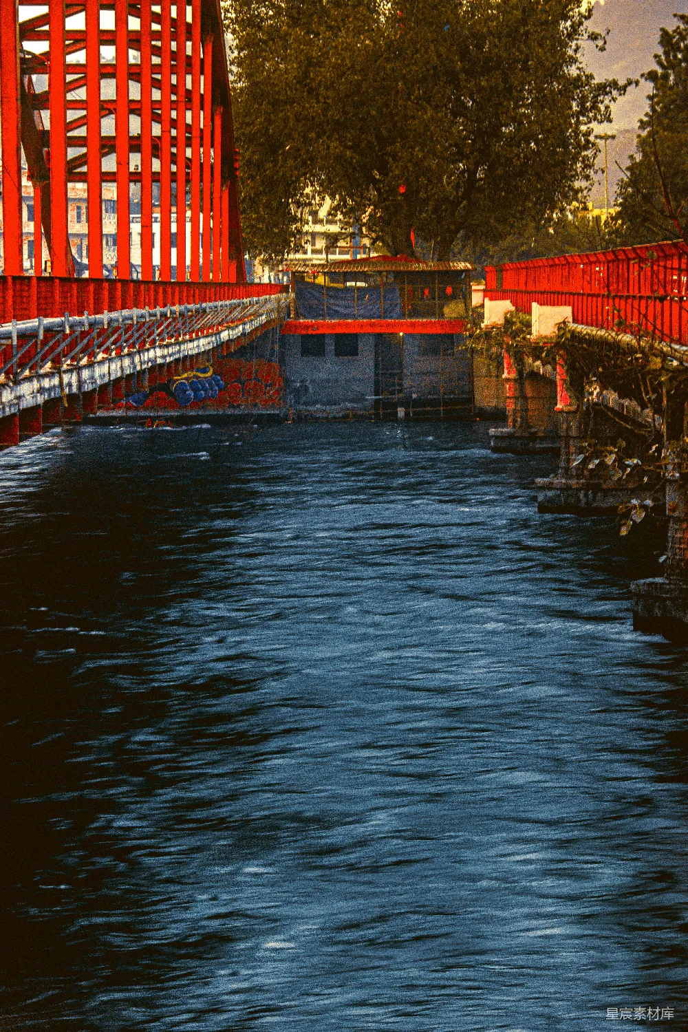 高清摄影 湖边有桥和建筑的一片水域