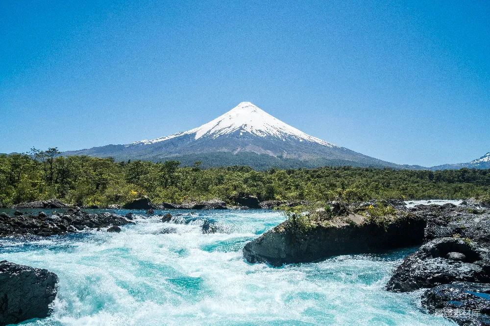 高清摄影 背景中有山的河流