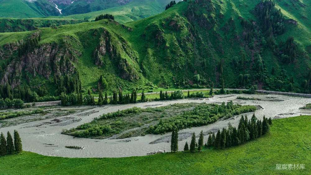 高清摄影 群山环抱中有一条宽阔的河流点缀着零星的树木。