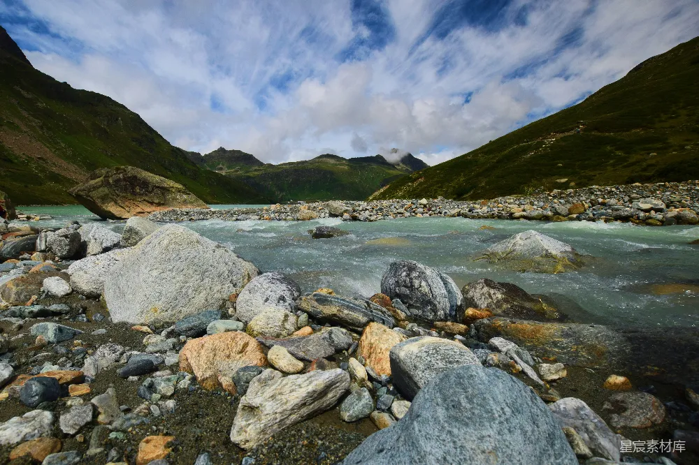 高清摄影 山间溪流，foreground中岩石和巨石