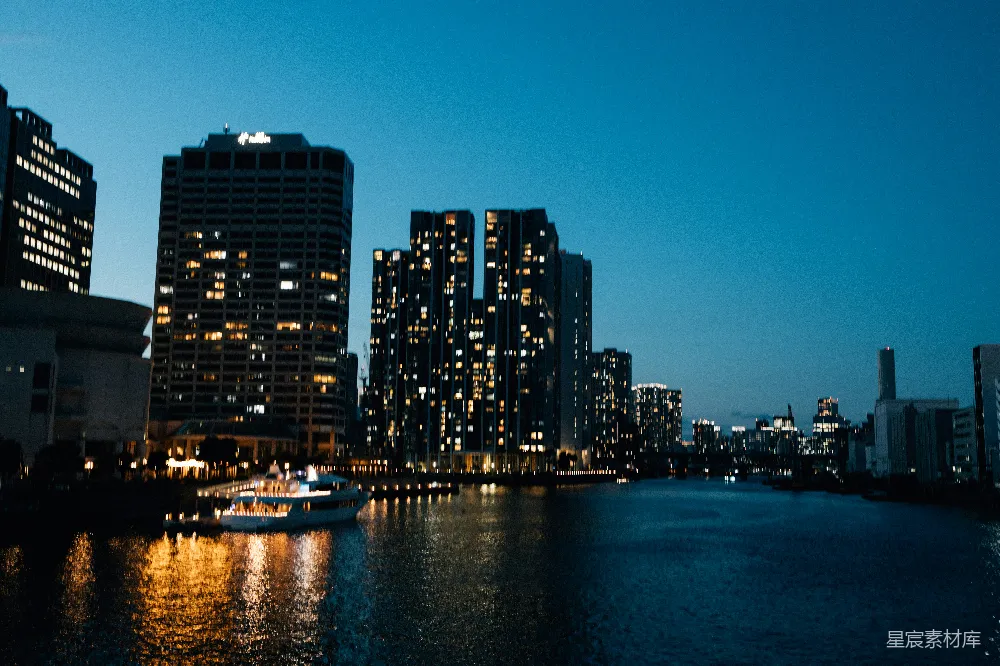 高清摄影 夜幕下的城市天际线倒映在水面上。