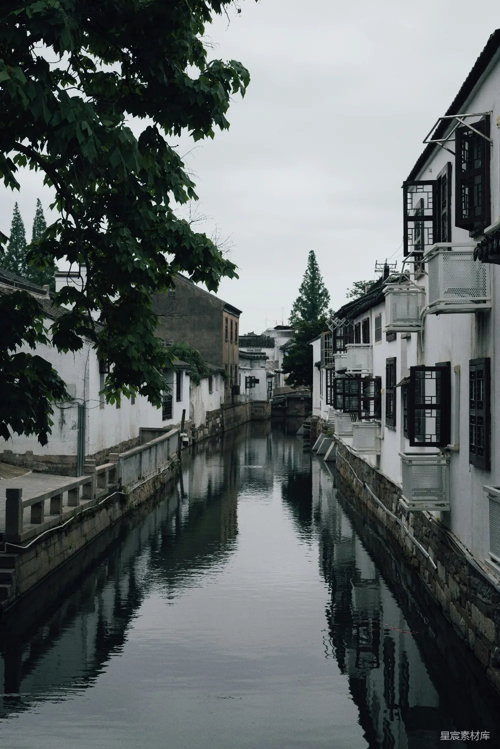 高清摄影 一条河流穿城而过，旁边是高大的建筑物