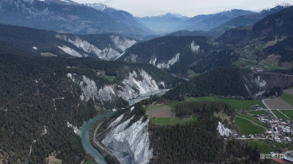 高清摄影 山间一条蜿蜒的道路穿过山谷