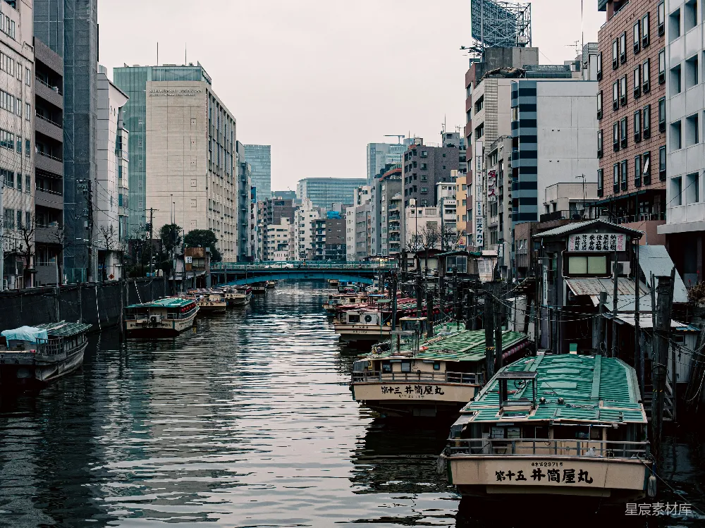高清摄影 背景中有城市的小船小舟在一片水域中