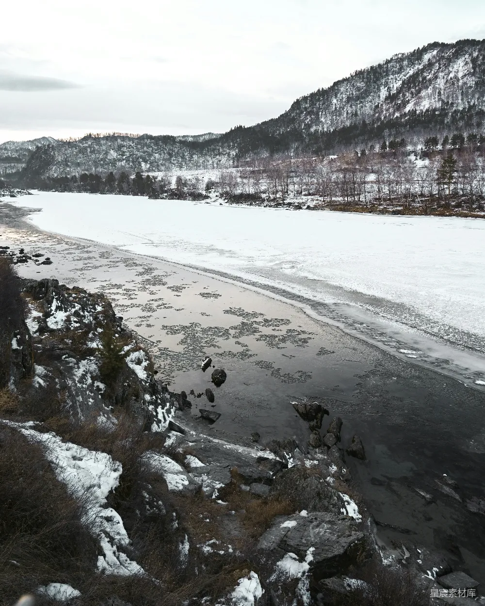 高清摄影 雪覆盖的山间树木 landscape