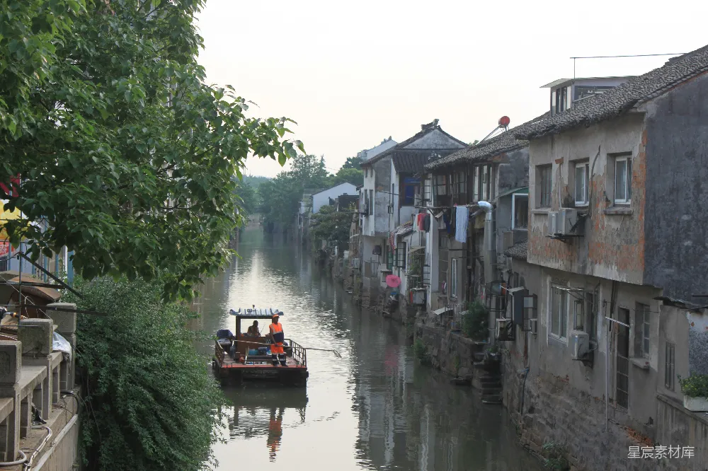 高清摄影 白天人们在建筑物之间乘坐小船游河