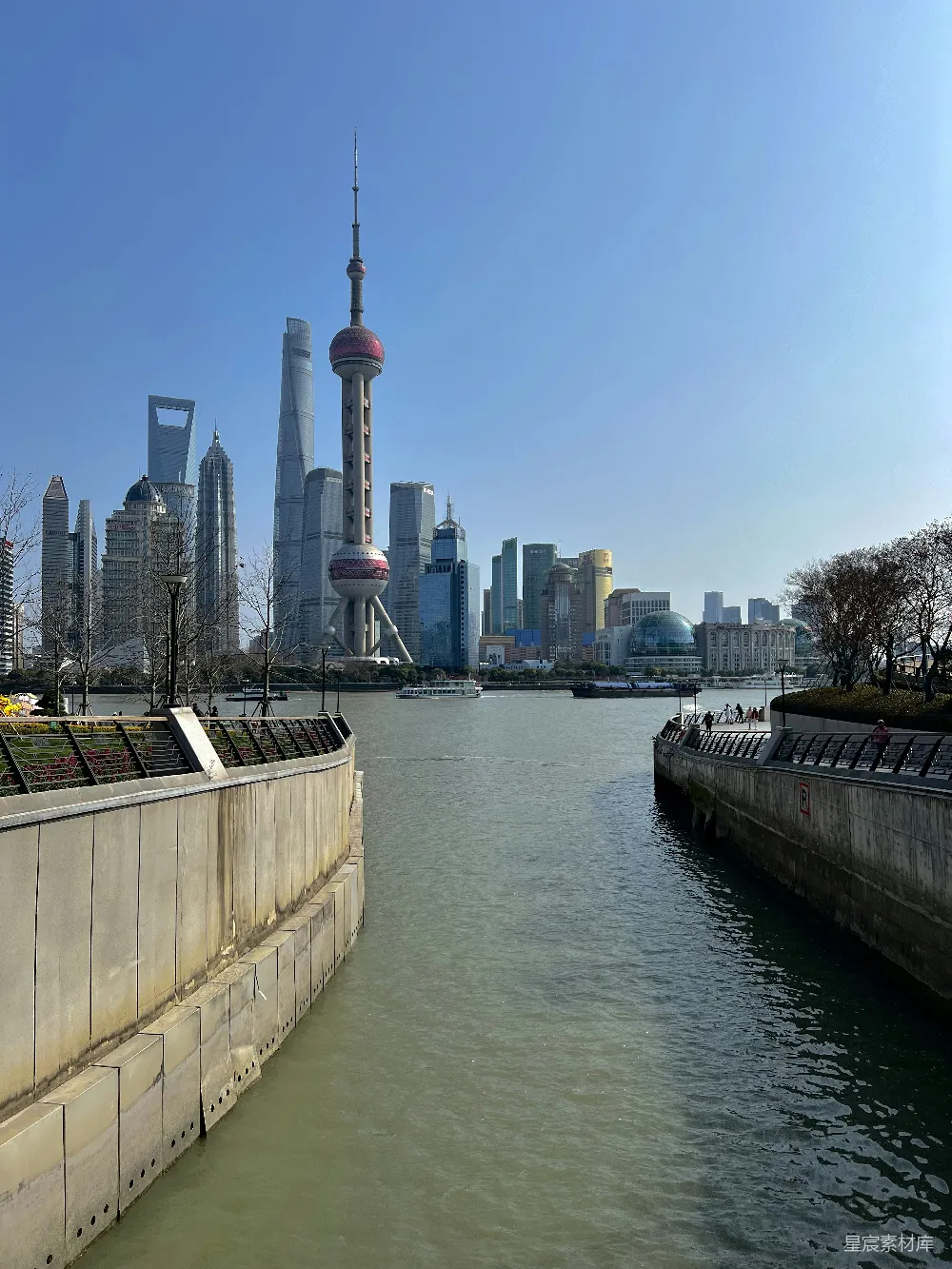 高清摄影 背景中有座城市的水域