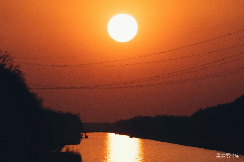 高清摄影 夕阳落下在一片水域之上