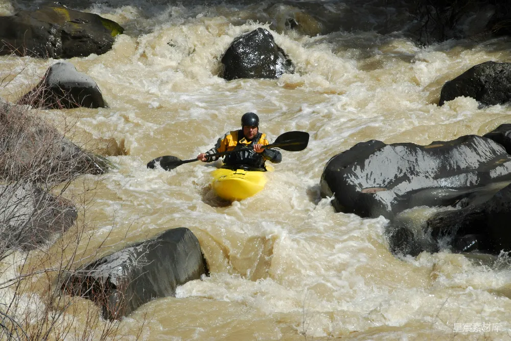 高清摄影 黑色和黄色夹克的人在白天驾驶黄色的 kayaking 河流中