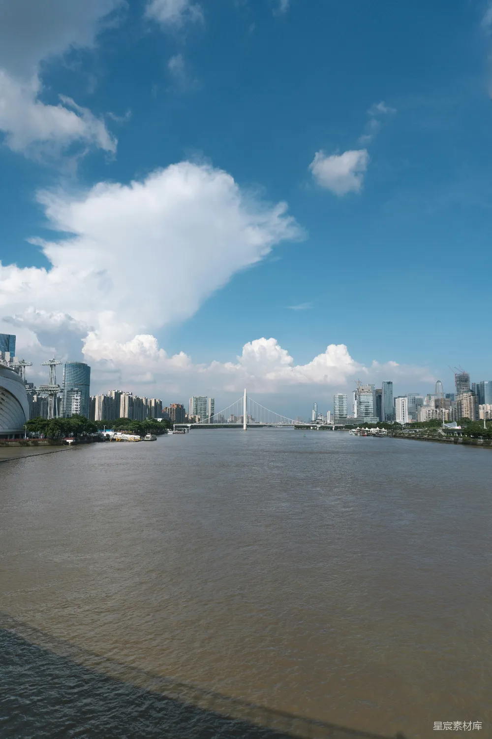 高清摄影 背景中有桥和建筑的一片水域