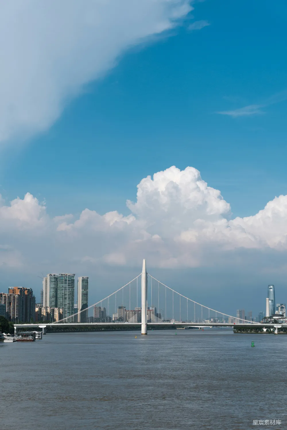 高清摄影 背景中有建筑的一座跨水桥