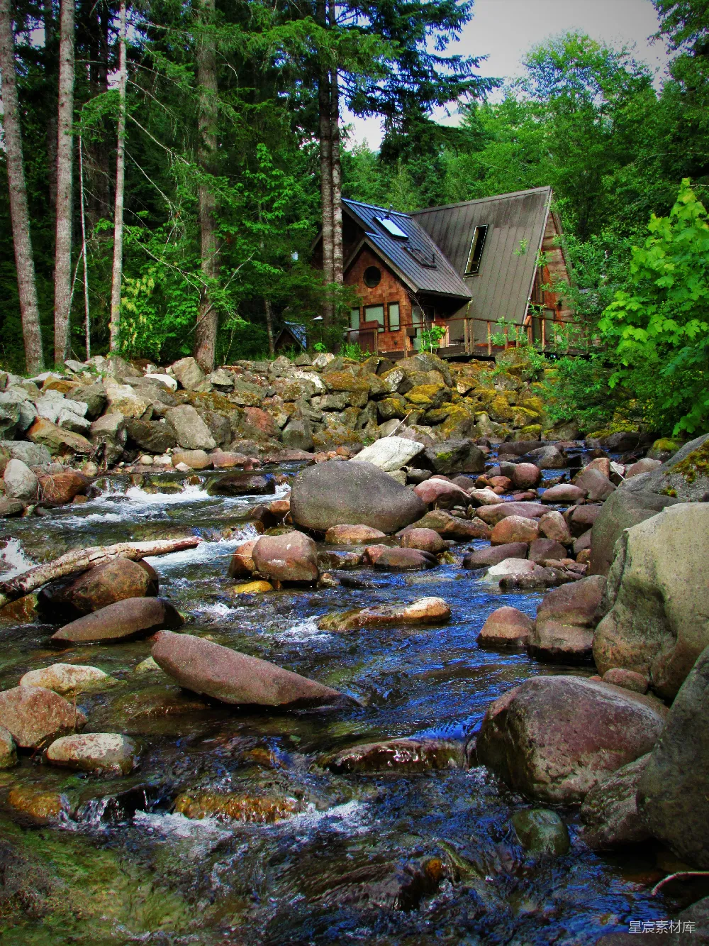 高清摄影 屋前的水流