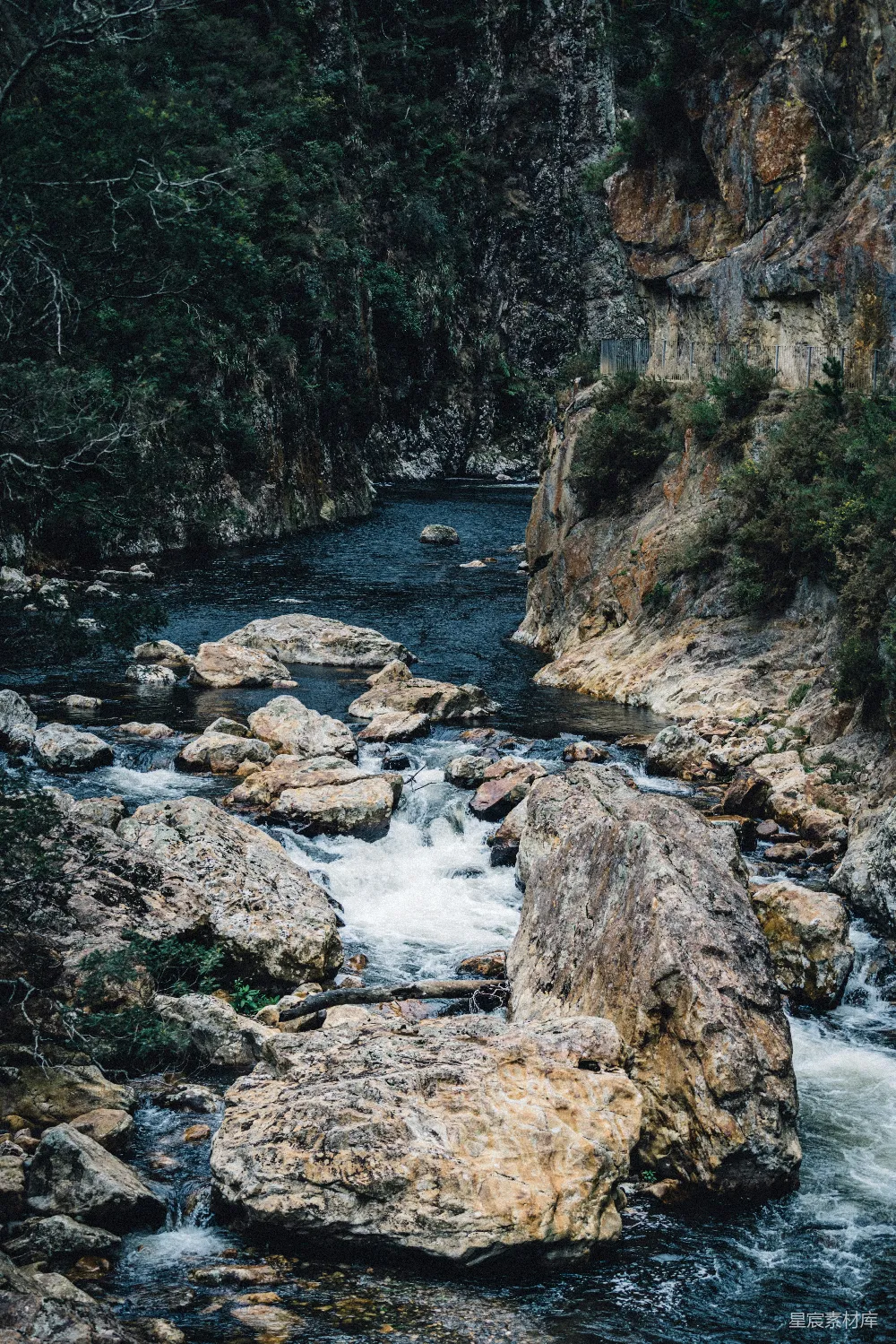 高清摄影 山间河流在白天