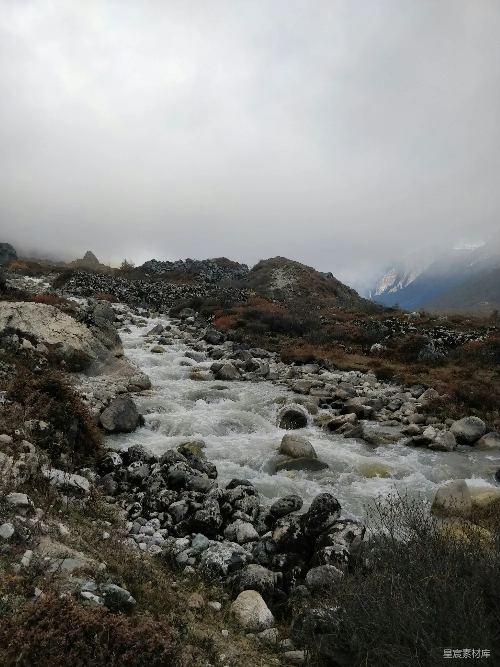 高清摄影 一条水流入岩石嶙峋的山坡上