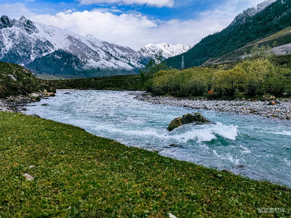 高清摄影 一条河流穿过山谷，背景是群山。