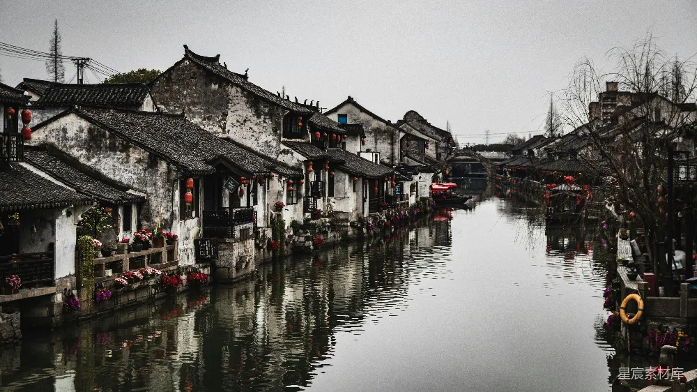 高清摄影 白黑相间的房子旁边有一片水域