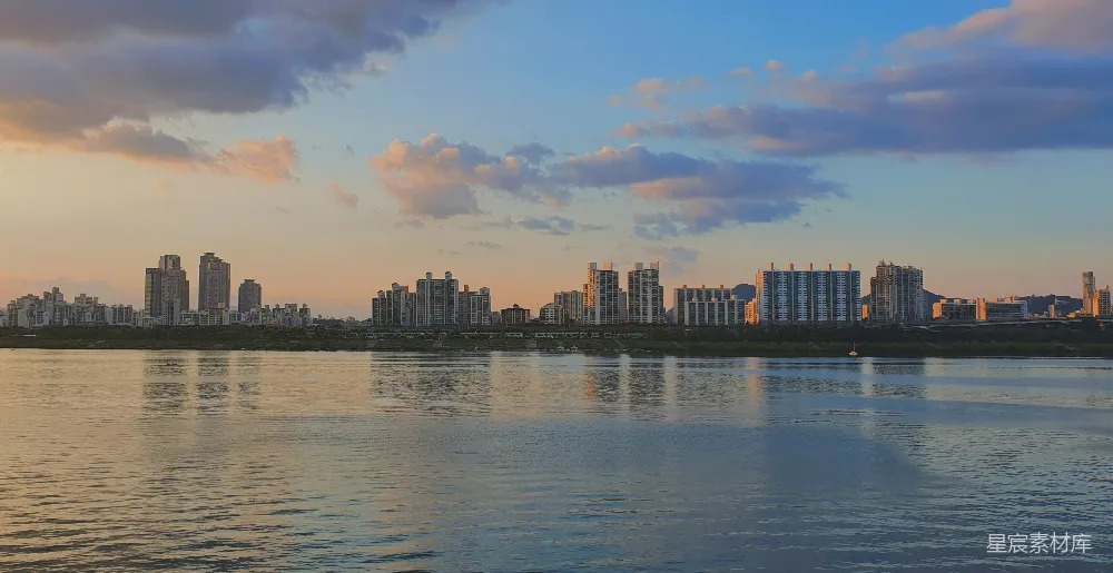高清摄影 水体附近的建筑旁的风景摄影