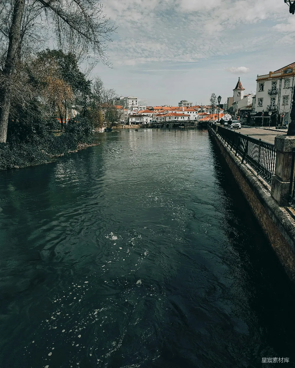高清摄影  背景中有建筑物的水域