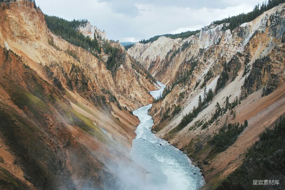 高清摄影 一条河流穿过一座被山包围的峡谷